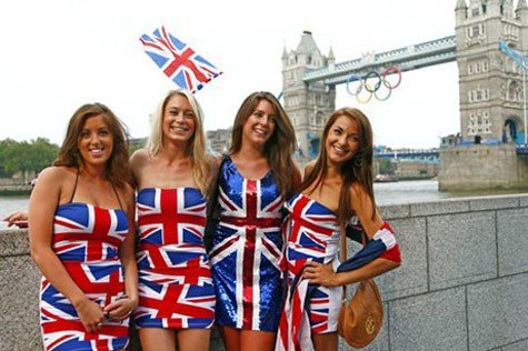 4 cô gái gợi cảm của nước chủ nhà trong trang phục in hình quốc kỳ đứng tạo dáng bên bờ sông Thames trong một bữa tiệc khai mạc tại công viên Hyde.